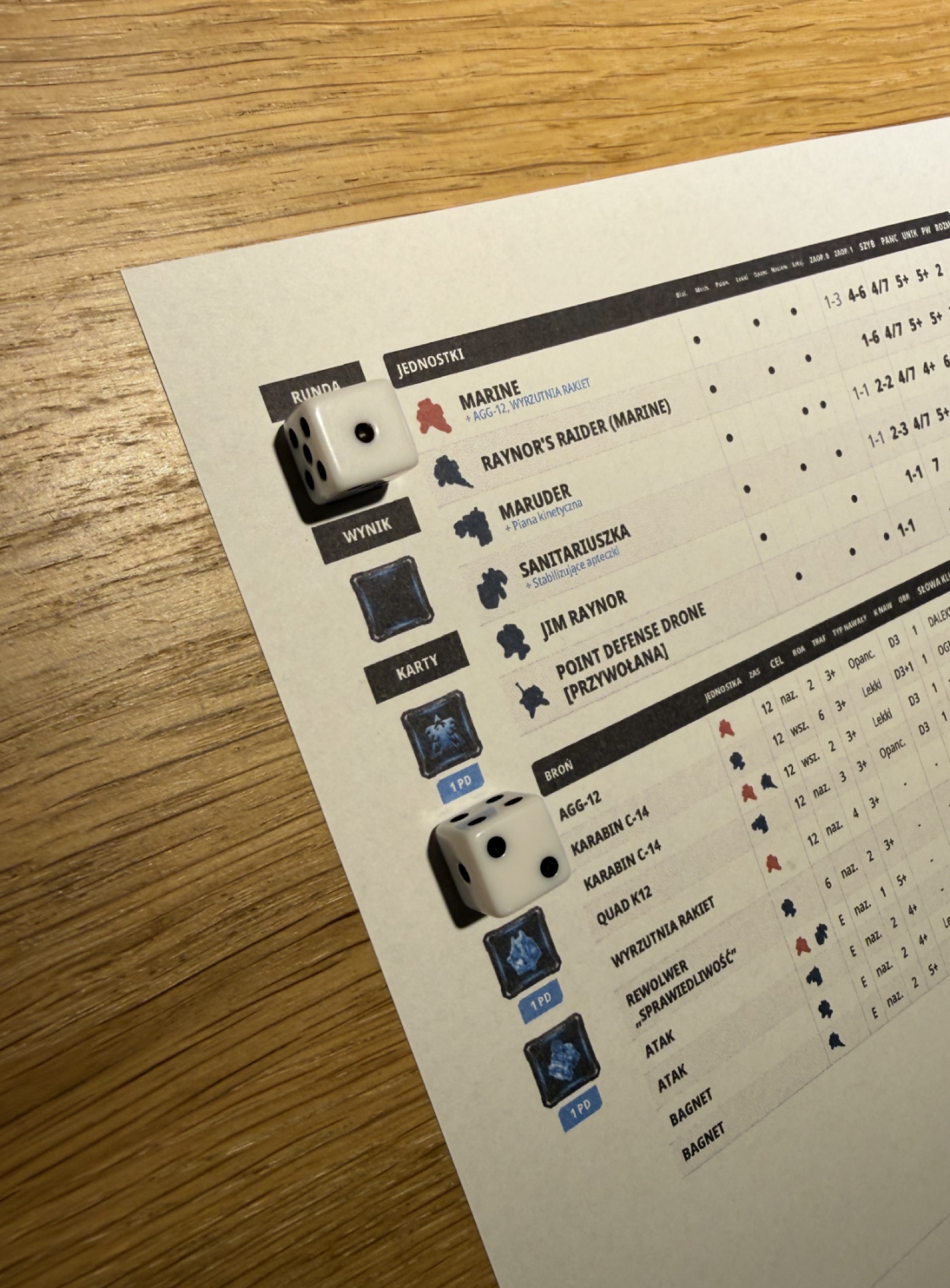 A printed Terran army reference sheet in Polish, with dice placed over round and card-state slots